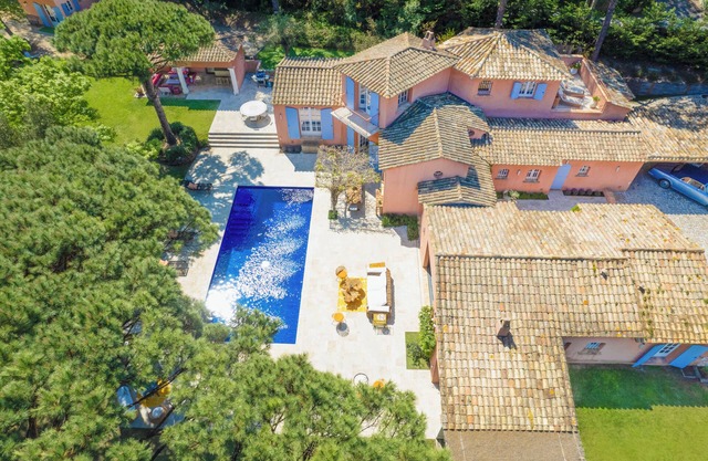 St Tropez, gorgeous 7,5 bedr. Villa , 6000m2 park, 8 min to Club 55 &Indie Beach