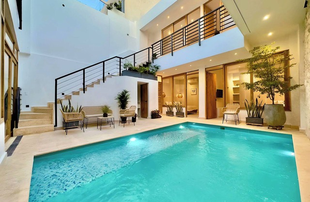 Staffed 8-Ensuite Villa w/Private Pool, Historic Center Retreat +Bonus