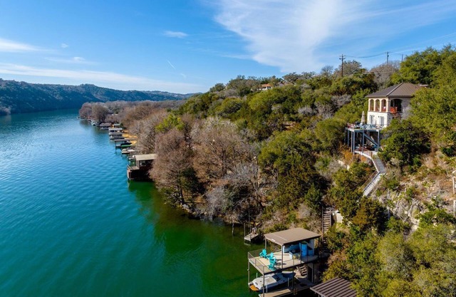 Stairway to Heaven: Luxury Waterfront w/Panoramic Views, BBQ & Billiards