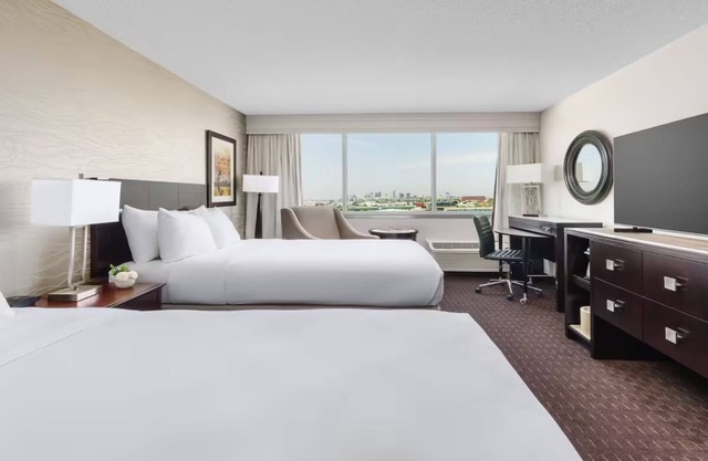 Standard 2 Queens at Crowne Plaza Phoenix Airport - Near Airport with Pool