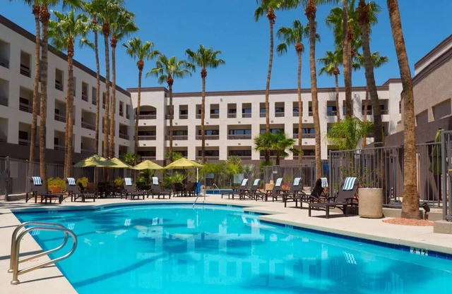 Standard 2 Queens at Hilton Phoenix Airport - Outdoor Pool & Hiking Options