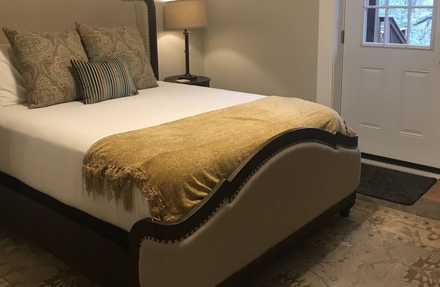 Standard Guest Room (Terrace) - Barefoot Hills - North Georgia Mountains