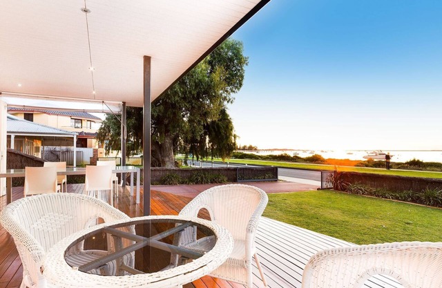 STARFISH Condo/Apartment - Holiday Retreat with Amazing Beachfront Aspect