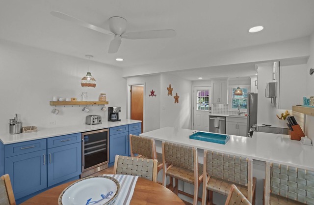 Starfish Cottage: 3BR, Beach Pass, Fire Pit & Deck – 2mi to multiple beaches