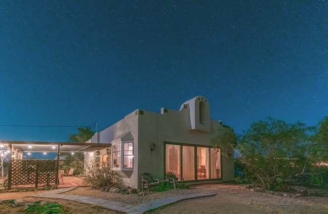 Stargaze from the hot tub! A boho desert retreat
