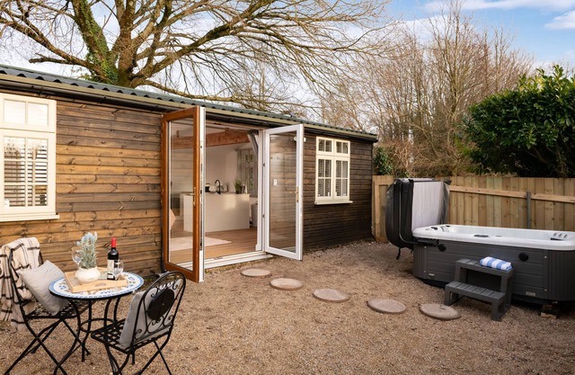 STARGAZE - UNIQUE STAY | SLEEPS 2 | HOT TUB | BBQ | PATIO | WI-FI