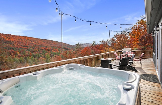 Stargazers Cabin Hot Tub! Mountain Views!