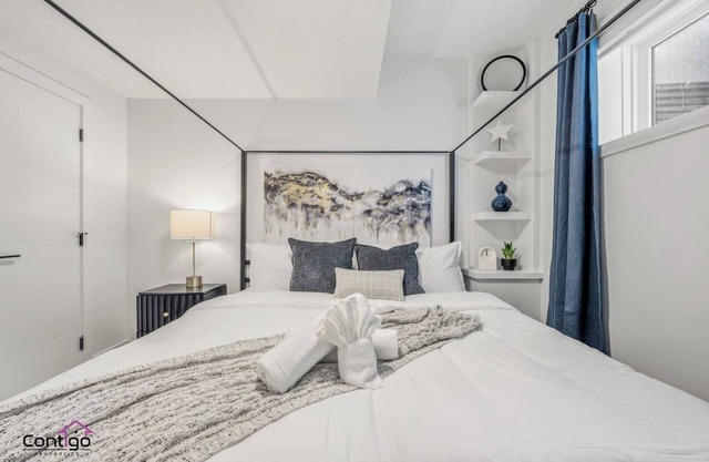 Starlight Suite | Modern 2BR Near DT & University!