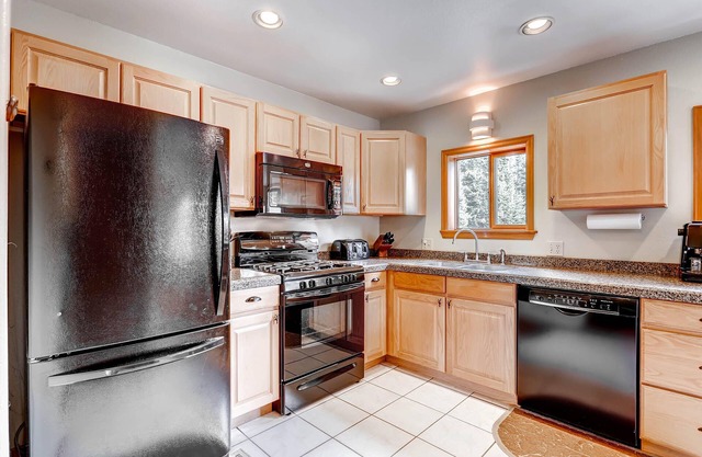 Starlink 100+Mbps, HOT TUB, TempurPedic beds, DOGS, cozy cabin 15 min from Breck