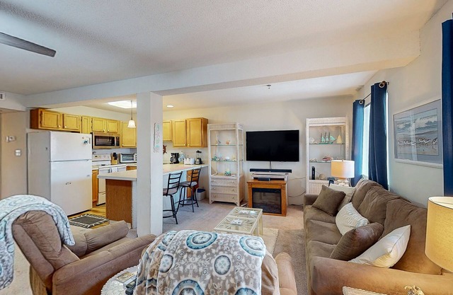 State-line Ocean City condo with shared pool & central air