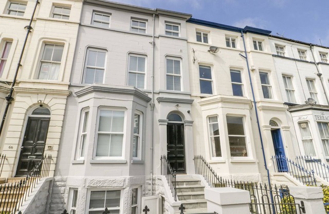 STATION HOUSE, family friendly, with hot tub in Scarborough