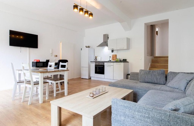 Stay and Work Apartment - 8 single beds - central