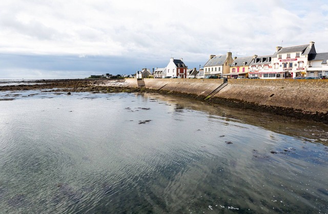 Stay at 6 - 400m from the fishing port of St Guénolé