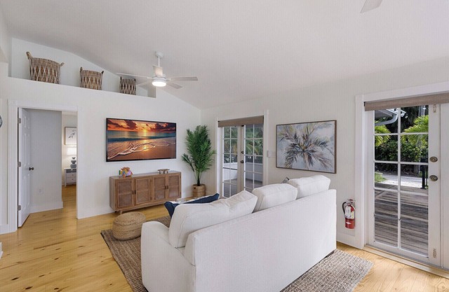 Stay at Pine Key- A Cozy Beach Cottage Retreat!