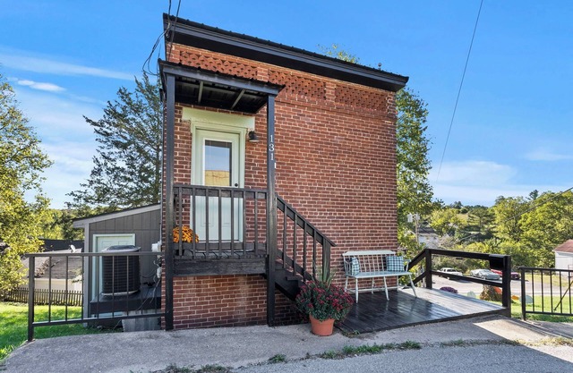 Stay at the 1902 Jail House Inn