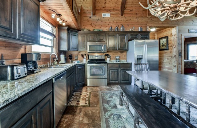 Stay at Uncle Buck`s Lodge | 4 Bed, 4 Bath
