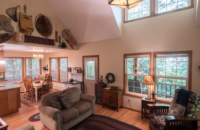 Stay before 9/14 get the 3RD night FREE! Hot tub, river access A/C