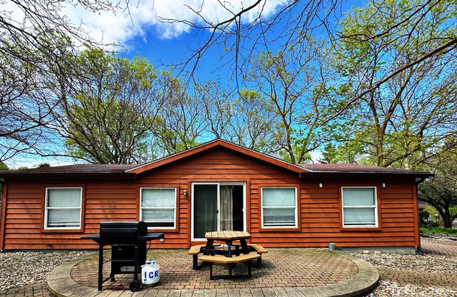 Stay by the Pool in this 3 BR 2 BA Island Club Home - Sleeps up to 10 - IC67