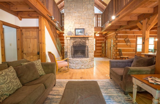 Stay close to the village! Only 1 mile from downtown Nashville!