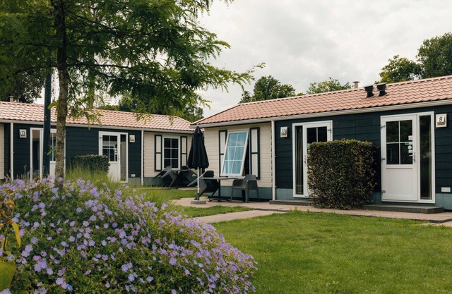 Stay in a luxurious 2-person hotel chalet on the Veluwe, with comfortable amenities, free Wi-Fi, and the option to add a delicious breakfast.