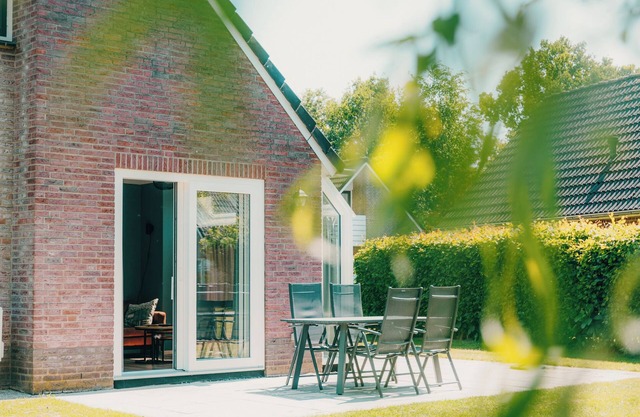 Stay in Bungalow Schipbeek Plus for 6 persons at Vakantiepark de Sallandshoeve and enjoy comfort, tranquility, and nature in Overijssel.