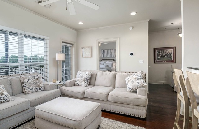 Stay in Style: Fabulous 2 Bedroom Condo Minutes from Campus with Covered Porch, Pool, and Gym!