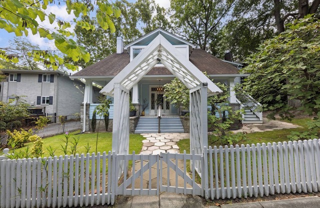 Stay in the heart of Midtown at this charming 3BR/2BA triplex unit—just a half-mile to Piedmont Park, Park Tavern, and Trader Joe’s. Enjoy a cozy fireplace, front patio, and private upstairs terrace. Digital check-in, street parking, and smart TVs.