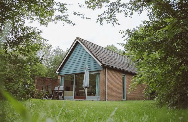 Stay in the IJssel Plus bungalow for 4 persons at Vakantiepark de Sallandshoeve and enjoy comfort and nature in Overijssel.