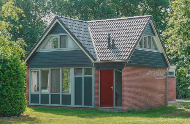 Stay in the spacious Bungalow Palthe for 6 persons at Vakantiepark de Sallandshoeve and enjoy comfort and privacy in the woodlands of Overijssel.