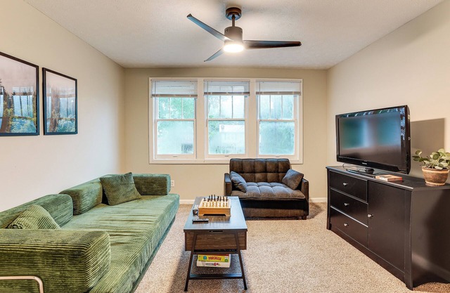 Stay Near the Derby & Downtown! Louisville Apt