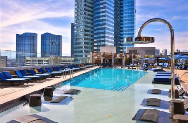 Stay together on the strip - 6 comfy beds w/view!