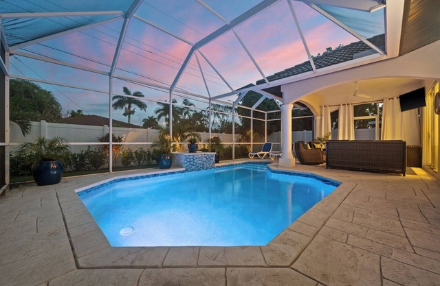 StayNaples: Screened, Heated Private Pool, w/Outdoor Seats near Vanderbilt Beach