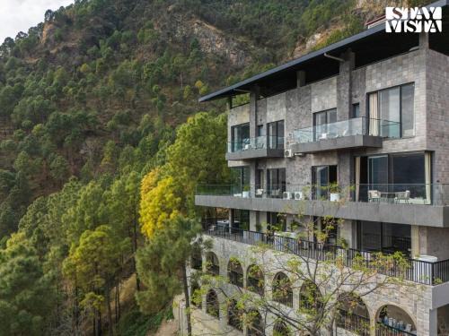 StayVista at Uno - The Himalayan Den with Jacuzzi