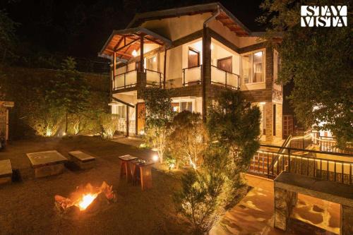 StayVista at Viva La Vida - Bonfire, Jacuzzi, AC