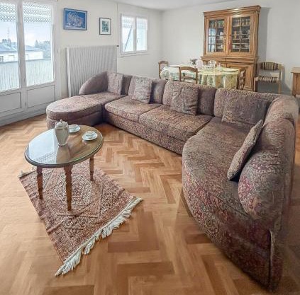 StCyrSurLoire Lumineux et bien situé avec balcon & parking privé