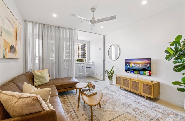 Stellar Location With Parking, Pool & Gym Access