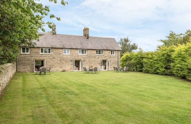 STEPHEN'S COTTAGE, family friendly, with a garden in Alnmouth
