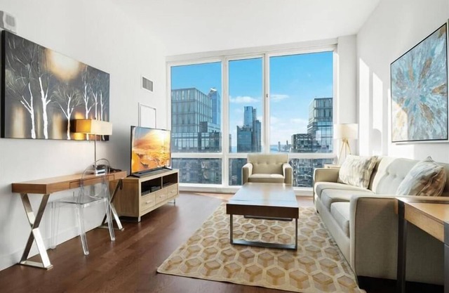 Steps from Hudson River 1 BR Downtown/river views | Desk + Wi-Fi