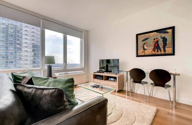 Steps from Hudson River Studio BR Downtown/River | Desk + Wi-Fi