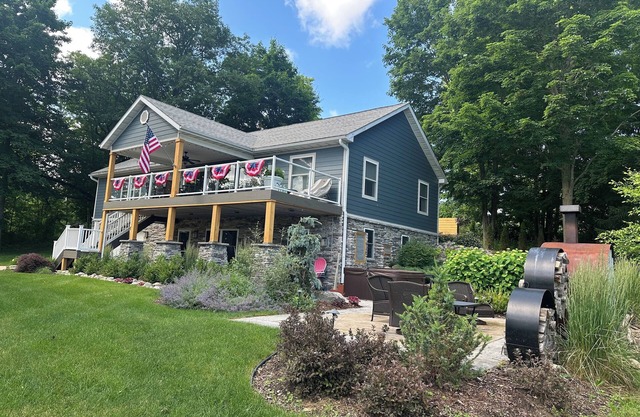 Steps from Lake Charlevoix with great views. Pool & beach access for a fee.