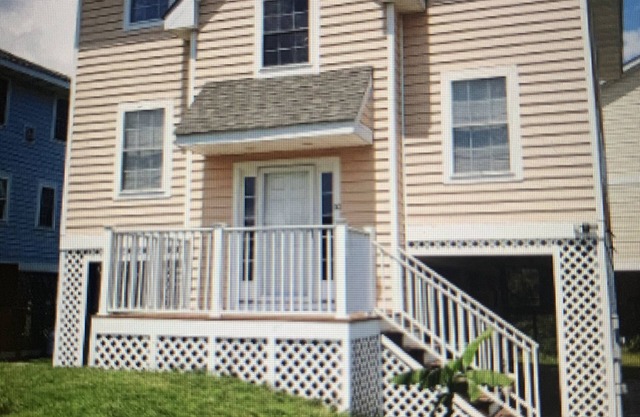 Steps From The Beach and Minutes to The Boards - Now Includes Linens