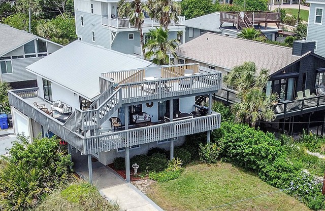 Steps from the beach with great deck space, sunrise/sunset views, WiFi & W/D