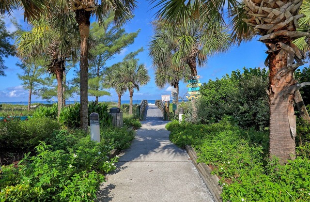 Steps to Beach & Tranquility, #1 Two Minute Walk to the Beach