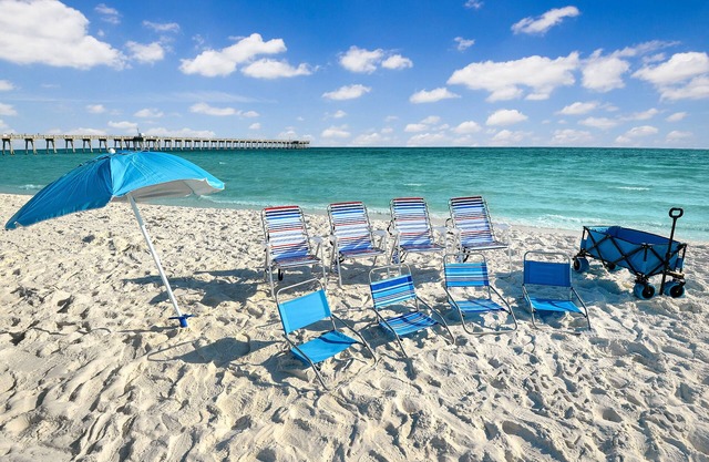 STEPS to beach! Free Grill, Beach Equipment and Parking! Quiet and Cozy Getaway!