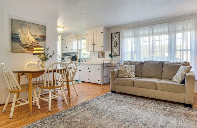 Steps to Eats & Craigville Beach! Cape Cod Cottage