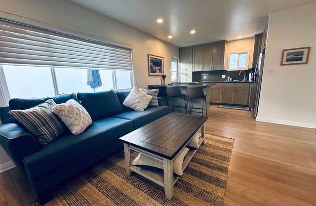 Steps to the beach. Charming 2-bedroom 1 bath cottage in lovely Hermosa Beach