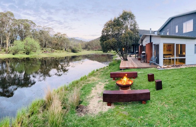 Stillwater Chalet A - Amazing Lakefront 2BR Chalet l BBQ l Gym l Tennis l Indoor Pool