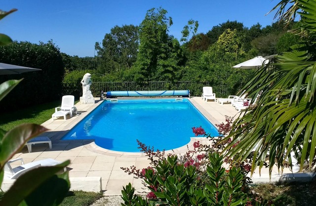 Stone Cottage, 5 km from Brétignolles sur mer, heated swimming pool