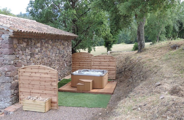 Stone house with jacuzzi, between Cannes and Fréjus, independent mini loft, air conditioning