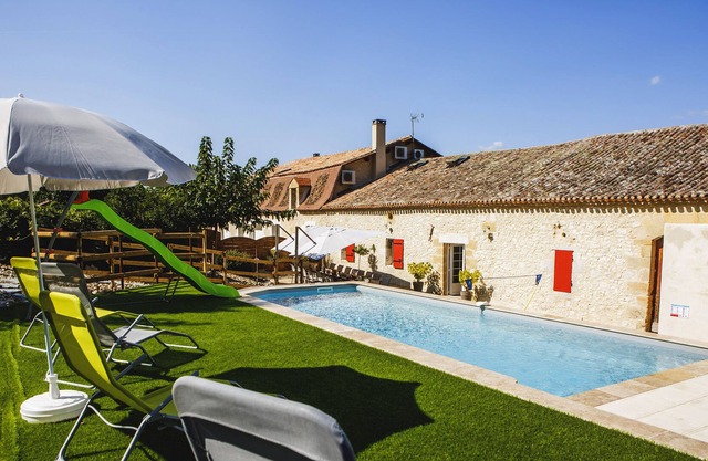 Stone house from 1820 located in the heart of the Monbazillac vineyard.